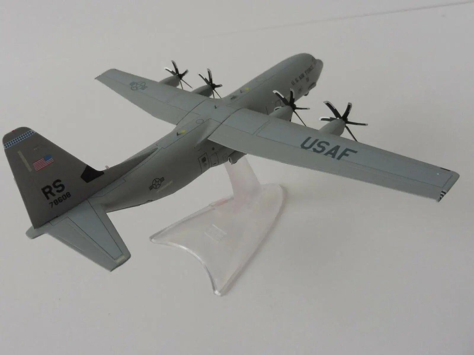 Herpa USA Lockheed Martin C-130J-30 Super Hercules-37th Airlift Squadron 86th Airlift Wing 1/200 diecast модель самолета