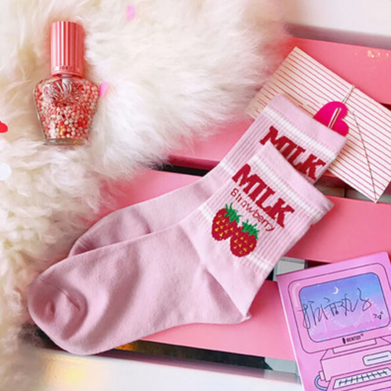 Модные красивые хлопковые носки с буквенным принтом клубники; Kawaii; осенние короткие носки; Новинка