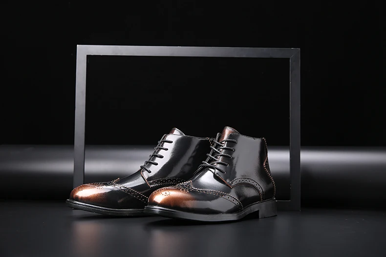 Misalwa модная обувь с перфорацией типа «броги» Мужская обувь элегантная бабочка, деловой костюм для мальчиков, ботинки «Челси»; острый носок; широкая линейка ботинки размера плюс; большие размеры 38-48 металлическая Цвет золото