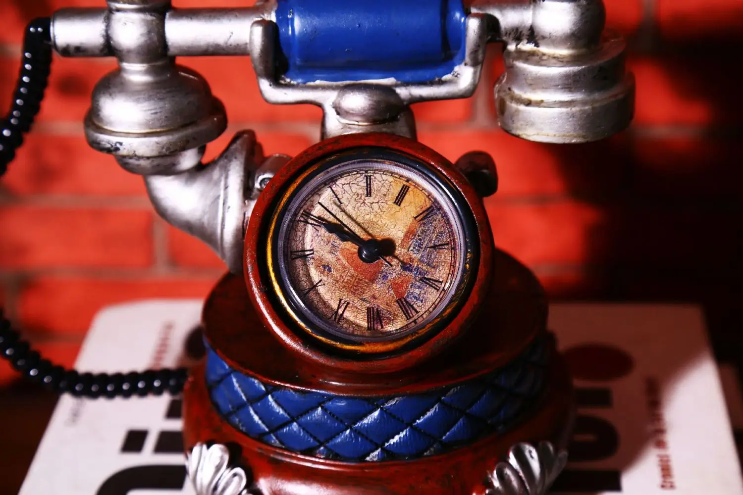European Originality Telephone Desk Clock Surface A Living Room Television Cabinet Bar Café Decoration Clock Goods Of Furniture European Originality Telephone Desk Clock Surface A Living Room Television Cabinet Bar Café Decoration Clock Goods Of Furniture