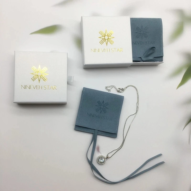 

Набор роскошных украшений с логотипом на заказ, 100 шт., конверт из микрофибры, мешочки для ювелирных украшений и ящик, бумажная коробка с губчатой вставкой