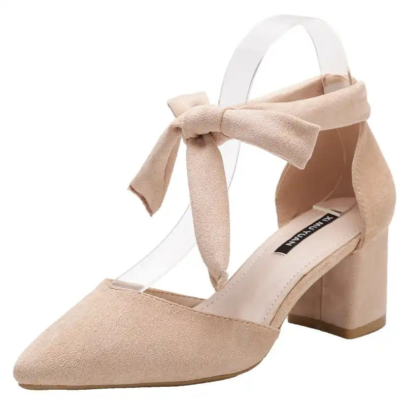 sapato fechado amarrado no tornozelo