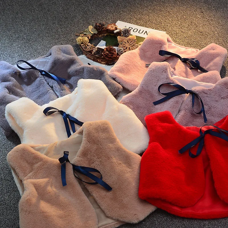 Осенне-зимняя одежда для малышей, жилетка для маленьких девочек, пушистые наряды, теплая одежда с помпонами