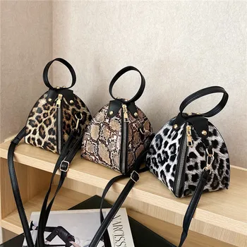

Net red new small bag female bag new 2020 Korean version of the portable triangle bag fashion foreign shoulder messenger bag