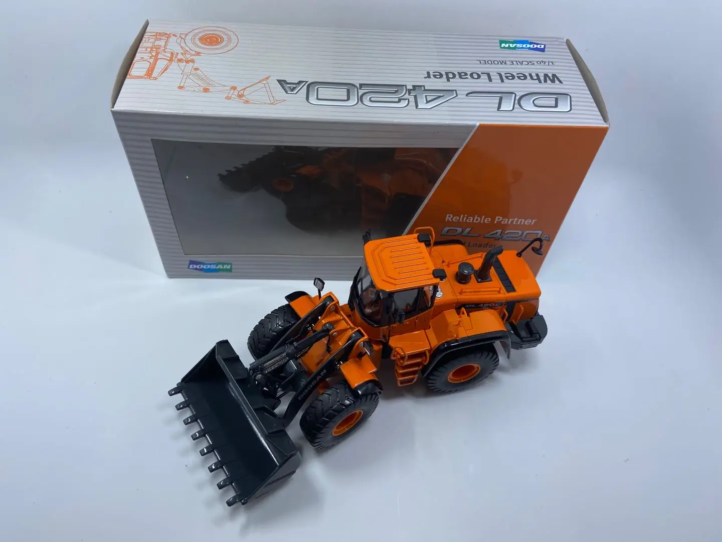【新品未開封】超希少DOOSAN DL420A ホイールローダー 1/40模型 新品未開封】超希少DOOSAN DL420A ホイールローダー 1/40模型
