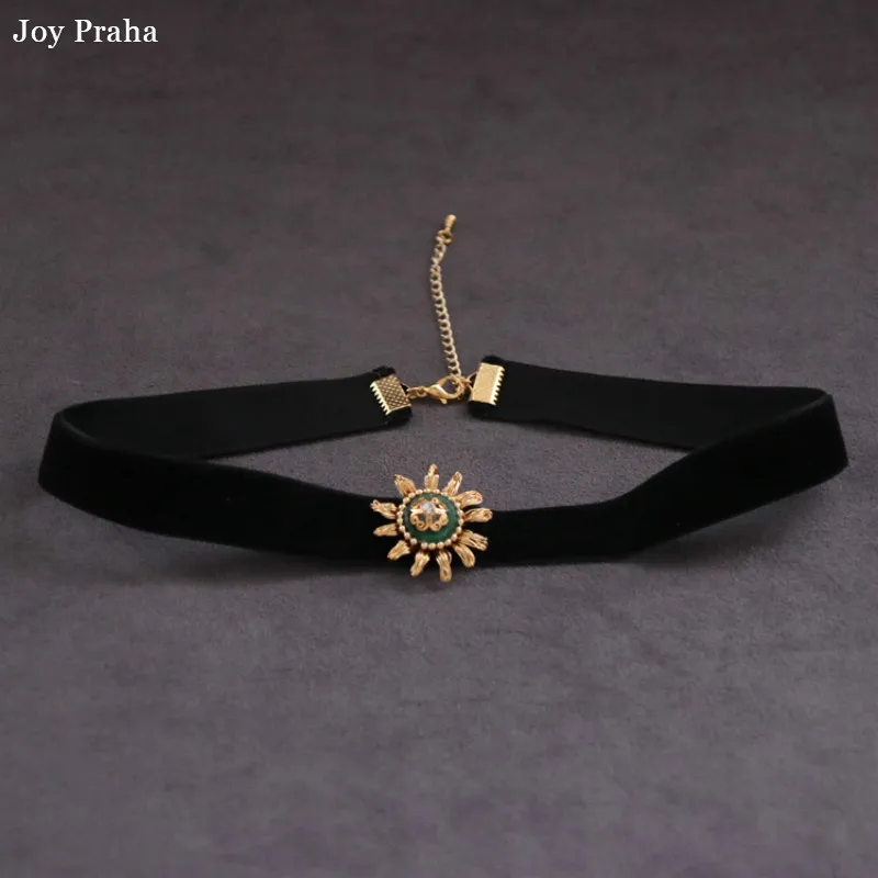 

Small daisy black velvet women necklace /Malachite original short clavicle chain / wholesale dropshipping