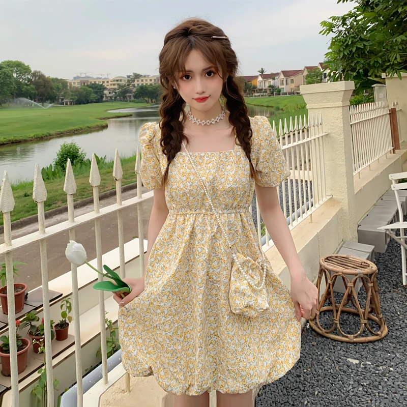 

Французский платье с цветочным рисунком 2021 новые летние с квадратным вырезом платье с рукавами-фонариками платье с высокой талией платье мини с принтом милое короткое платье; с сумкой в комплекте