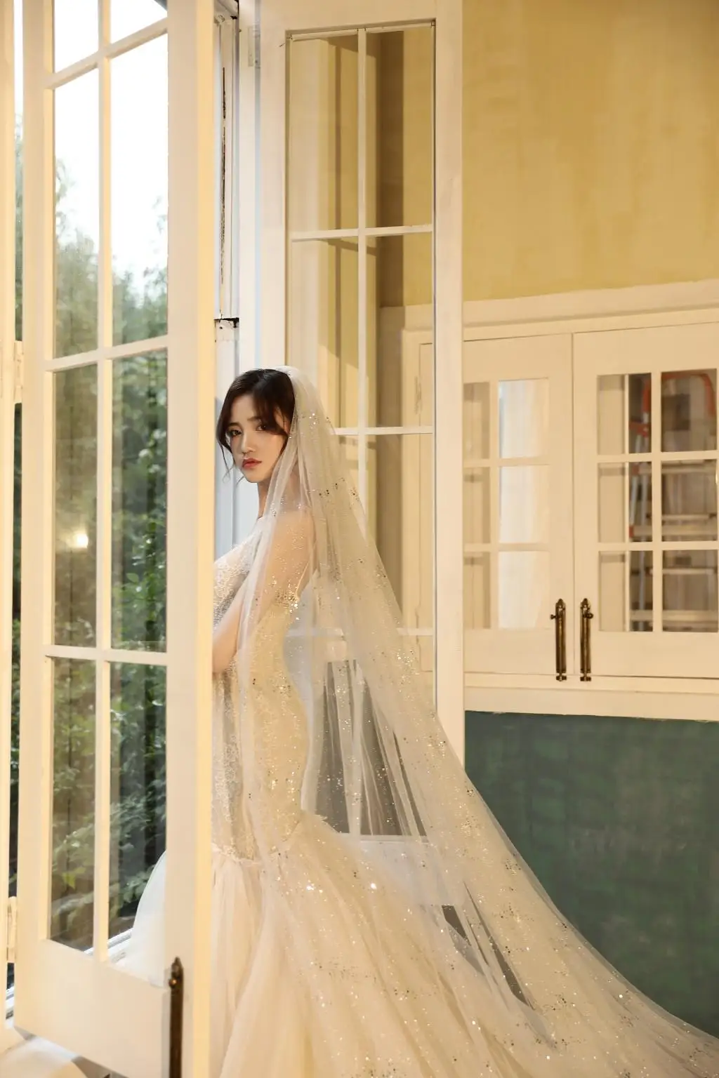 Luxury Bling Glude Glitter Rounds Cut Edge Wedding Veils With Combom Blusher 3.5m Long Bridal Veil One Layer Wedding Accessories - Цвет: Nature White