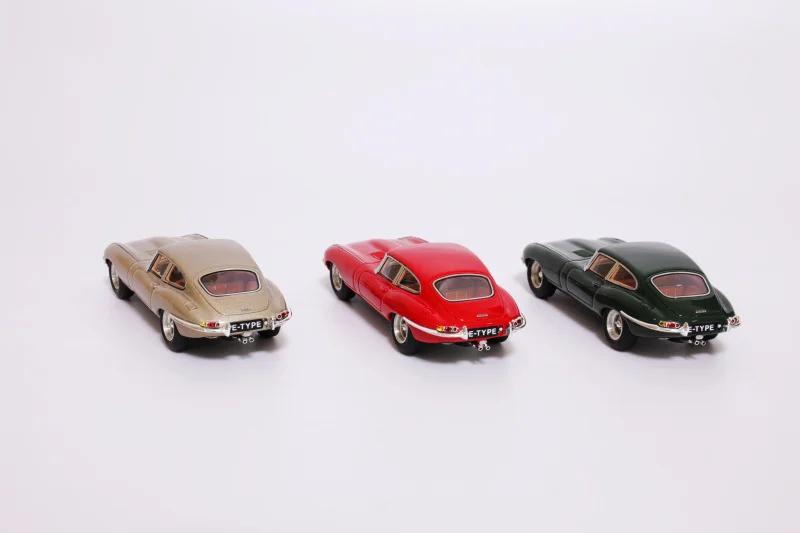 Модель автомобиля JEC 1:64 Jaguar E Type цвета шампань Золотая/красная/Британская зеленая