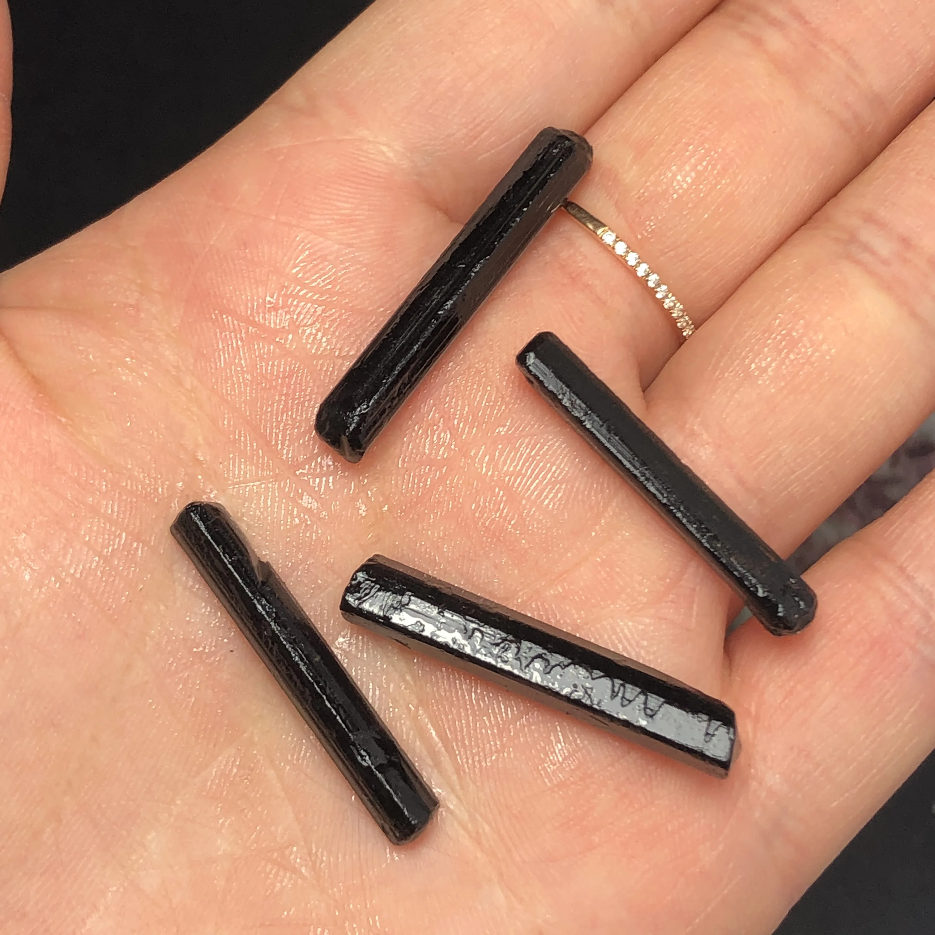 Натуральный черный из минерала Турмалин образец необработанного камня|Камни| |