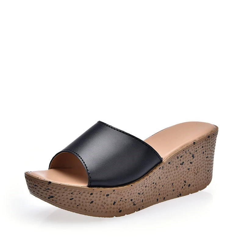 Женские пляжные шлепанцы из натуральной кожи на танкетке толстой подошве