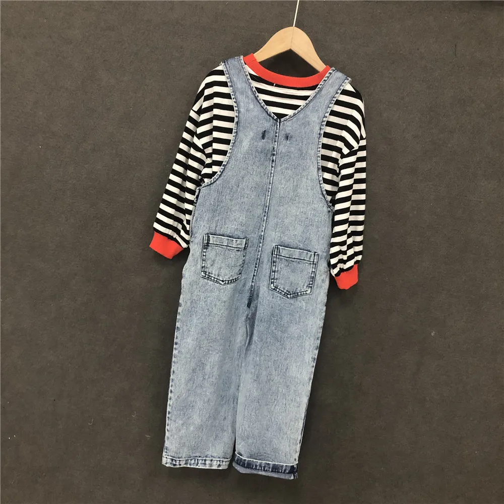 

Shoulder Strap Jeans (Excluded Striped Shirt)