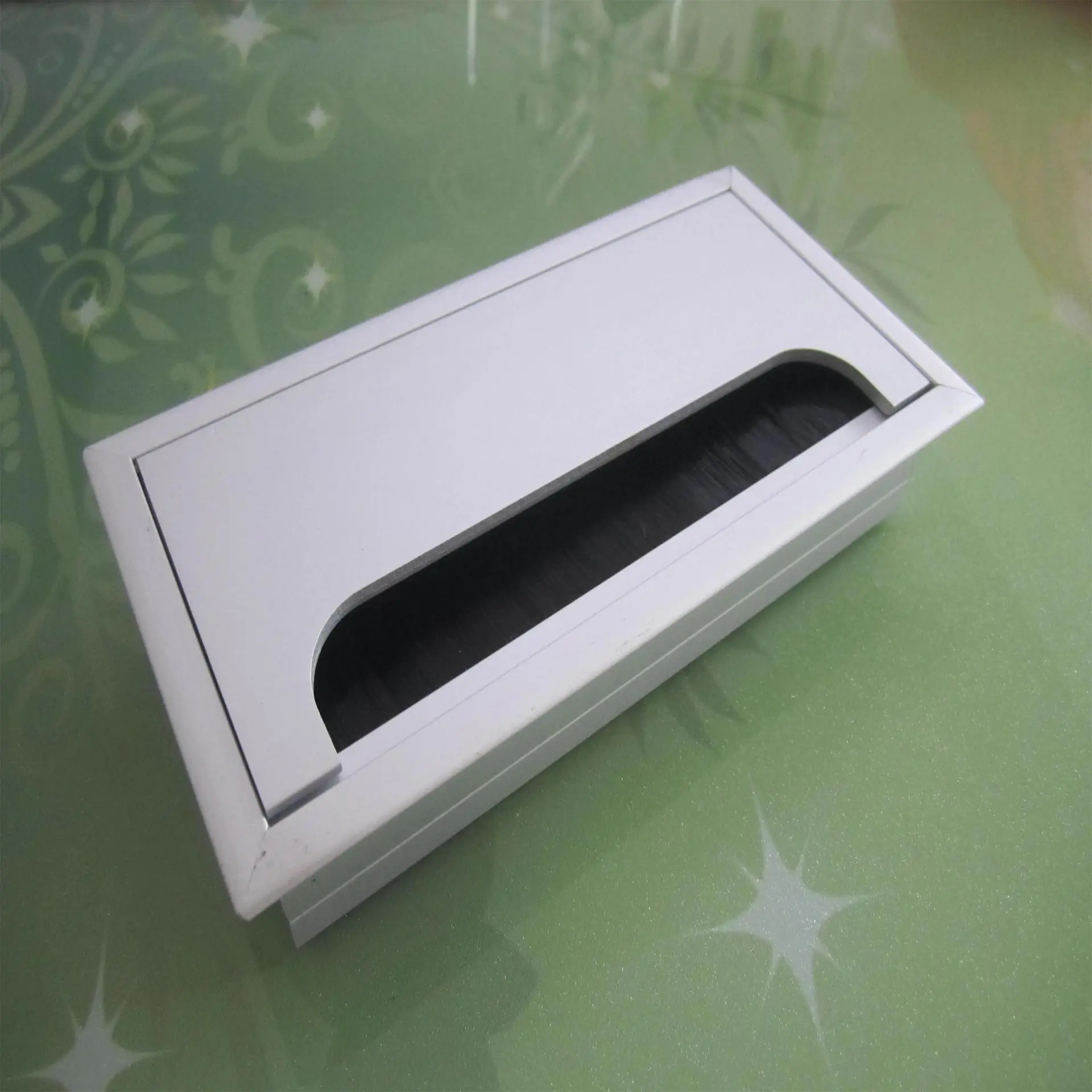 

Factory Direct Selling Office Desk with Brush Stitching Box Aluminium Alloy Multi-functional Cable Box 160*80