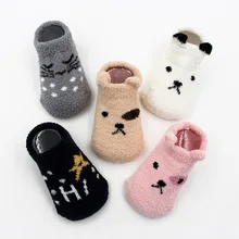 Нескользящие носки для малышей; сезон осень-зима; носки из кораллового флиса; теплые носки-тапочки для маленьких мальчиков и девочек; Одежда для младенцев; аксессуары; утепленные