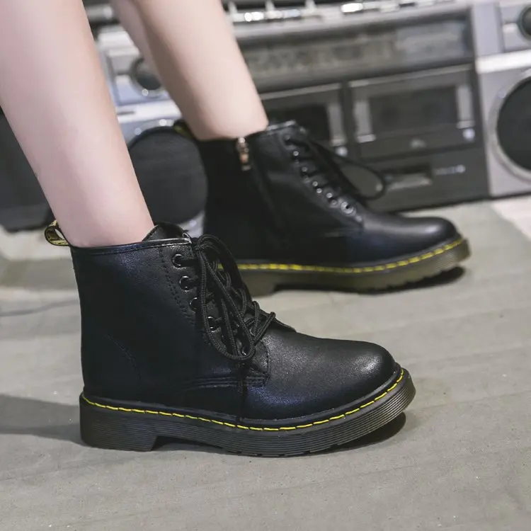 

2019 Spring And Autumn New Style Martin Boots Women's British-Style Black And White with Pattern Thick Bottomed Short Boots Side