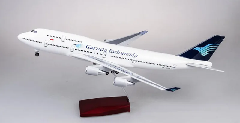 1/150 масштаб 47 см самолет Boeing B747 с светильник и колесами Garuda Indonesia модель игрушки модель самолета из полимерного пластика