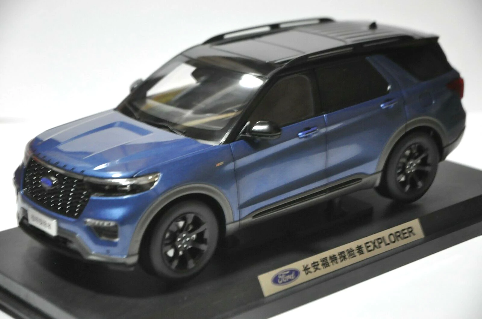 1:18 Diecast Model For Ford Explorer 