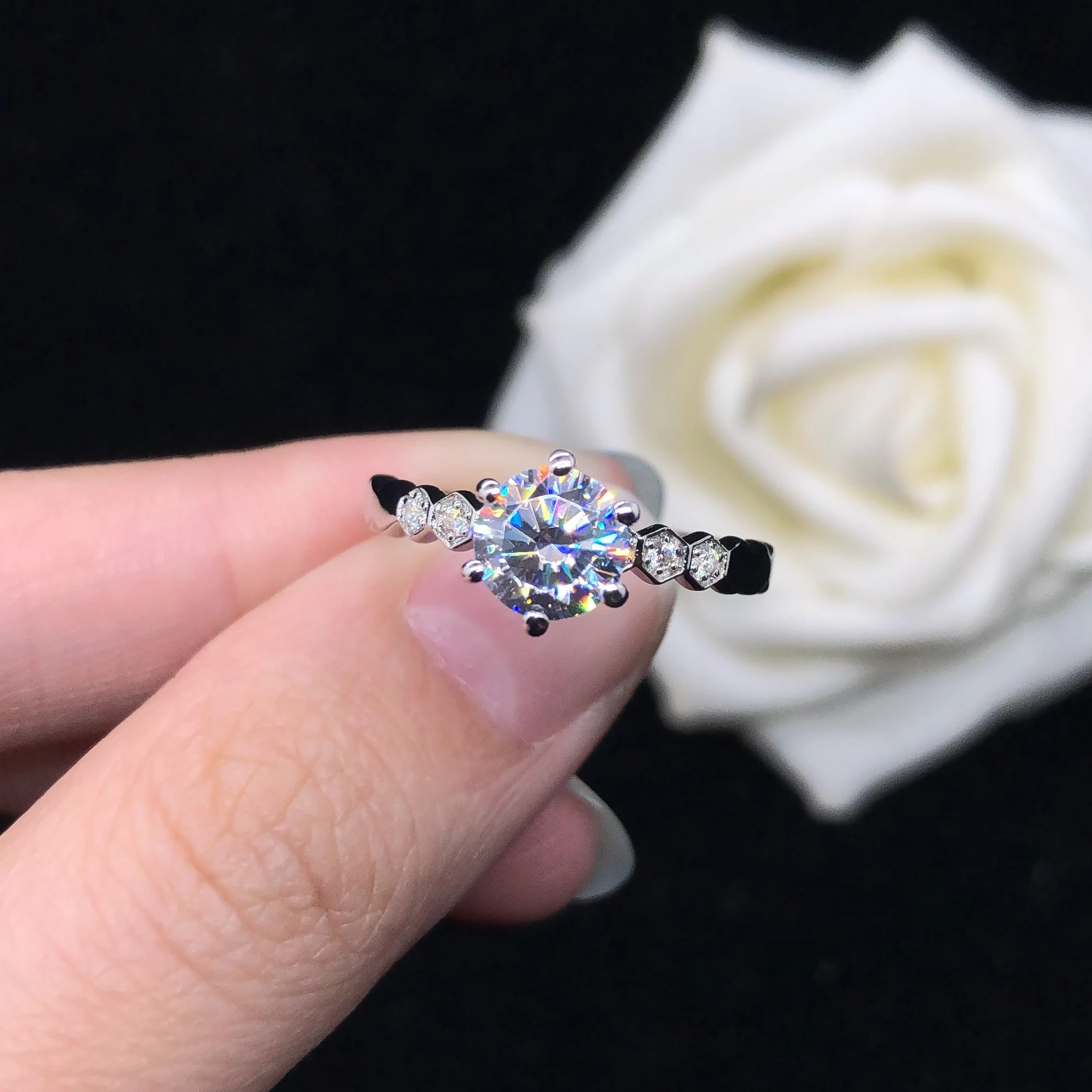 

Fabulous 1Ct 6.5mm D VVS1 Moissanite Diamond Engagement Ring Solid 18K White Gold Jewelry for Women AU750 Wedding Ring R144