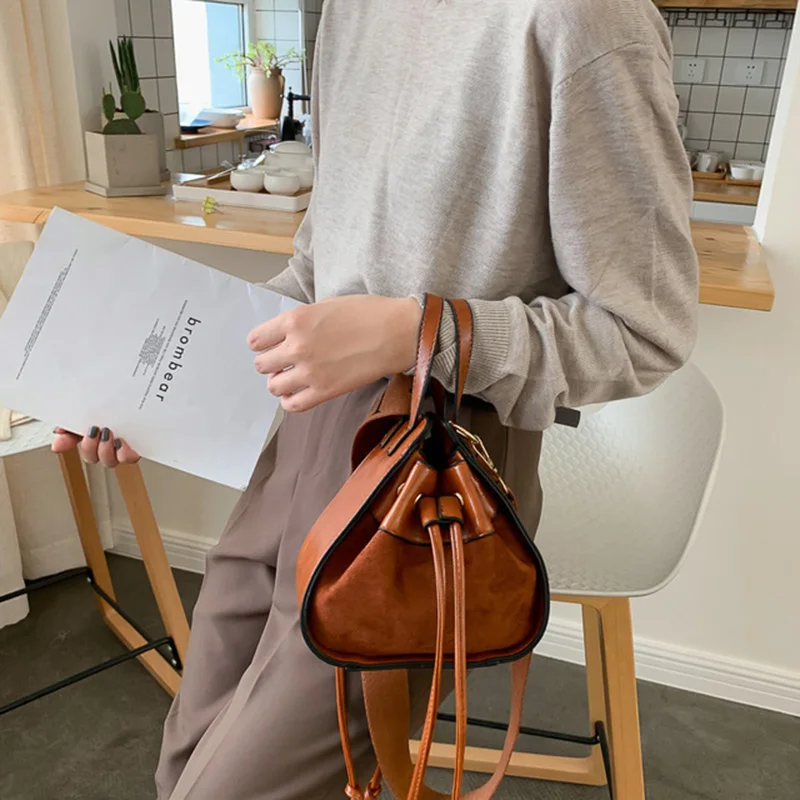 

2019 New Brand Designer Wide Strap Women Shoulder Croobody Bag Female Vintage Scrub Leather Drawstring Bucket Bag All-match