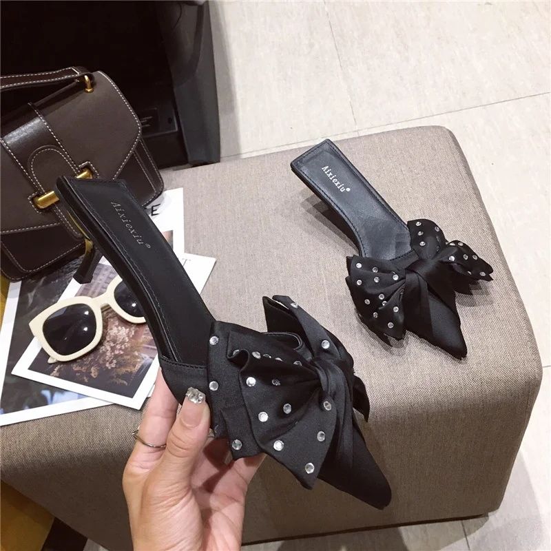 

2020 Summer Designer Women Black Pink Low Heels Slides Mules Closed Toe Crystal Slippers Butterfly Knots Slides Wholesale Shoes