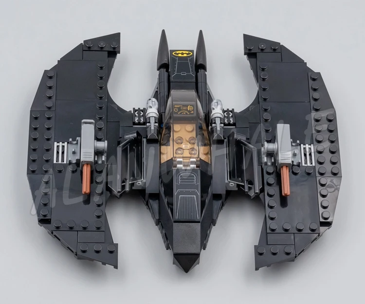  513pcs Super heroes Batwing and The Riddler Heist Police Helicopter 11352 Model Building Blocks Gif