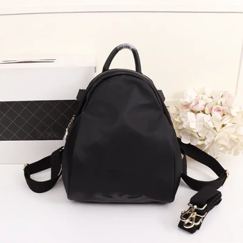 

Designer of the new canvas brand designs high-end women's backpacks, fashionable and versatile bags
