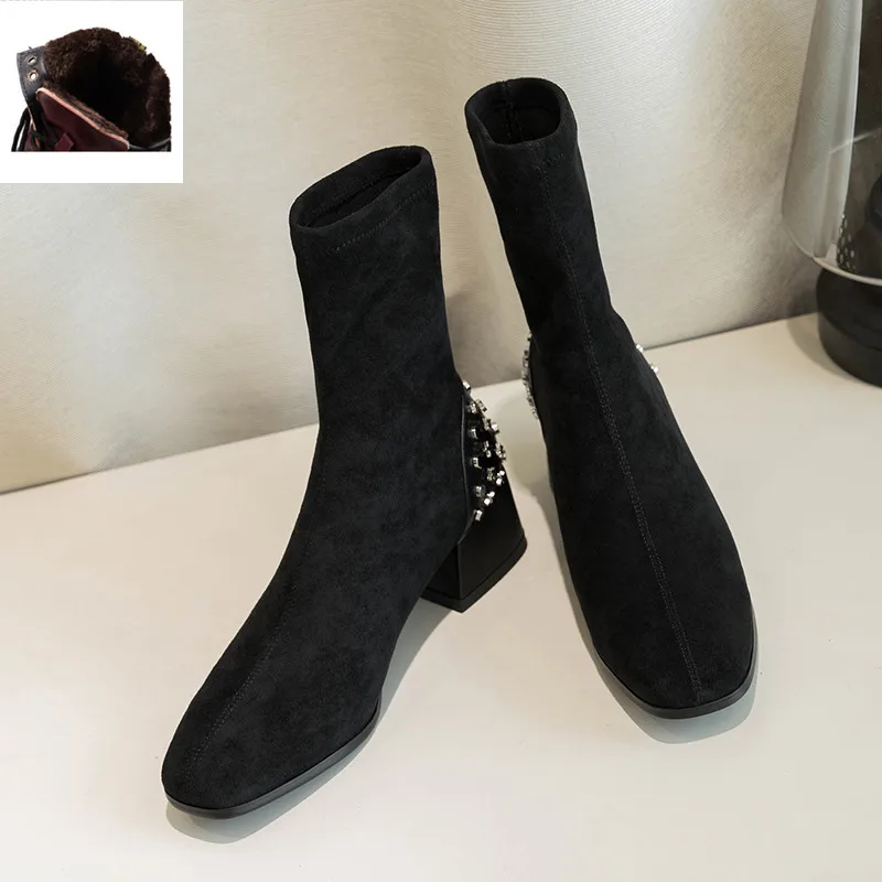 Black Short plush Новинка года; растягивающиеся сапоги с металлическими декоративными элементами; осенне-зимние женские сапоги из флока; обувь с квадратным носком; Простые узкие сапоги - Цвет: Black Short plush