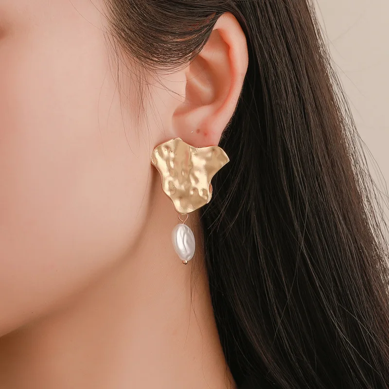 

New Korean Version of The Asian Gold Earrings Personality Geometric Irregular Fold Metal Earrings Temperament Pearl Earrings