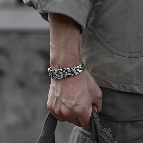 남성을 위한 완벽한 액세서리: 레트로 불규칙 돌 질감 금속 팔찌 추천