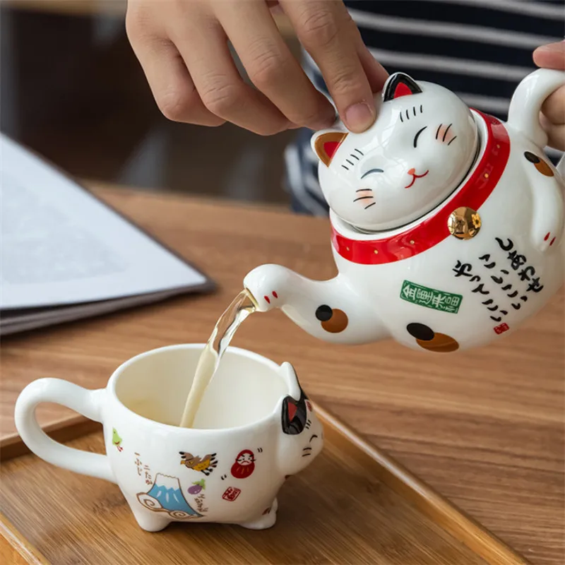 Cute Japanese Lucky Cat Porcelain Tea Set Creative Maneki Neko Ceramic Tea Cup Kettle with Strainer Office Teapot Water Mug Tea Set