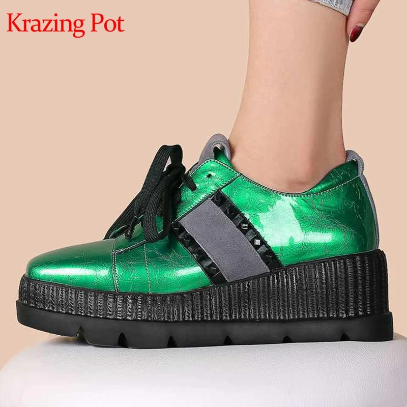 

Krazing pot genuine leather platform sneakers round toe wedges high heels lace up mixed color metal rivets vulcanized shoes L1f5