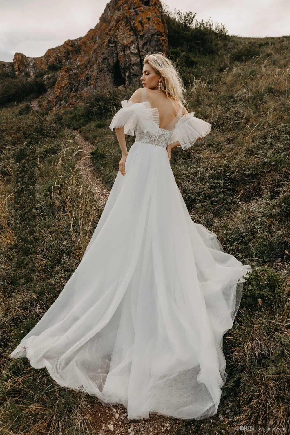 2020-bohemian-wedding-dress-lace-appliqued-beads-vestido-de-noiva-jewel-neck-short-sleeve-plus-size-beach-boho-wedding-dresses-bridal-gowns (3)