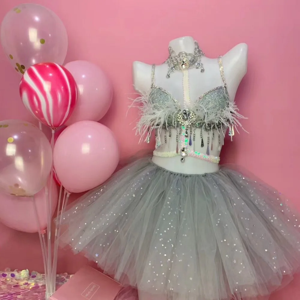 Сексуальные серые стразы, бахрома, блестки, бюстгальтер с перьями, юбка, комплект одежды для женщин, певец, одежда для выпускного бала, DS барное бикини Одежда для танцоров, набор