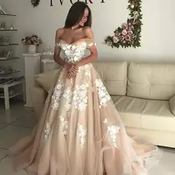 Свадебное платье трапециевидной формы с объемным цветком и аппликацией шампанского с открытыми плечами