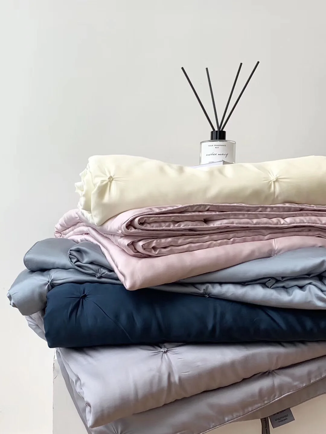 

Spring And Summer Smooth 60 Austria Tencel Summer Blanket Airable Cover Solid Color Pull Flower Single Double Thin Duvet Insert