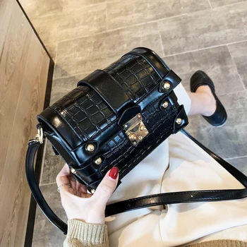 

AXUKES High-end retro small square bag female 2020 new tide fashion messenger bag popular shoulder bag in spring and summer