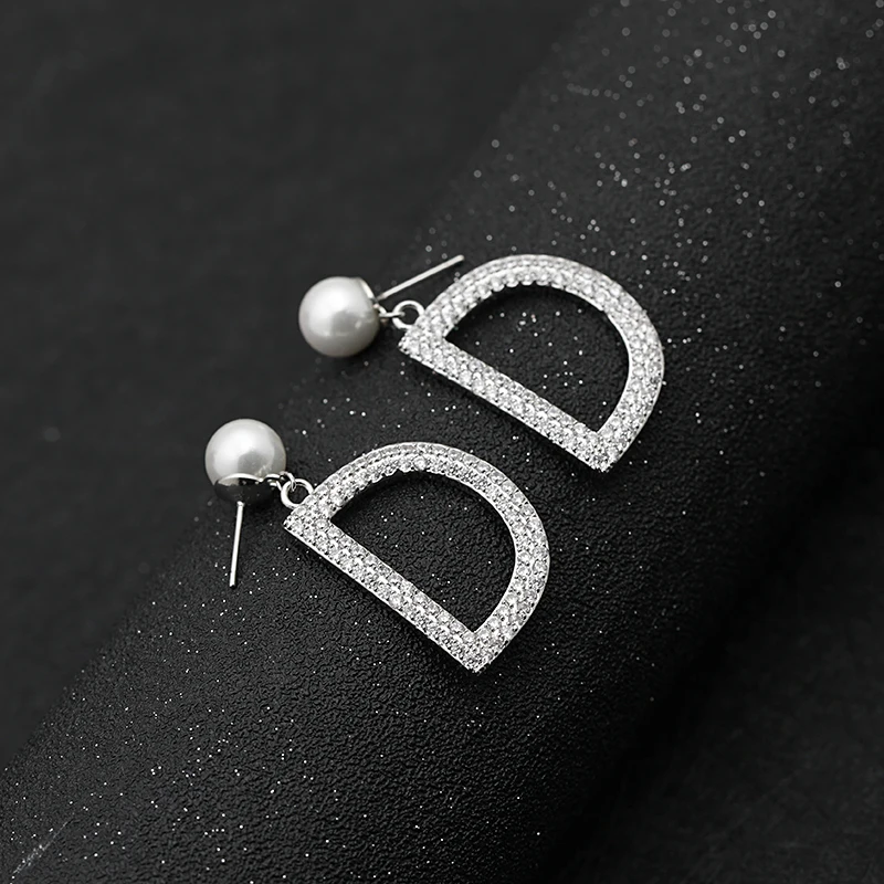 

Luxury Cubic Zirconia Letter D Drop Earrings Exquisite Crystal Silver Alphabet Earrings Women Jewelry Pendientes Brinco Bijoux