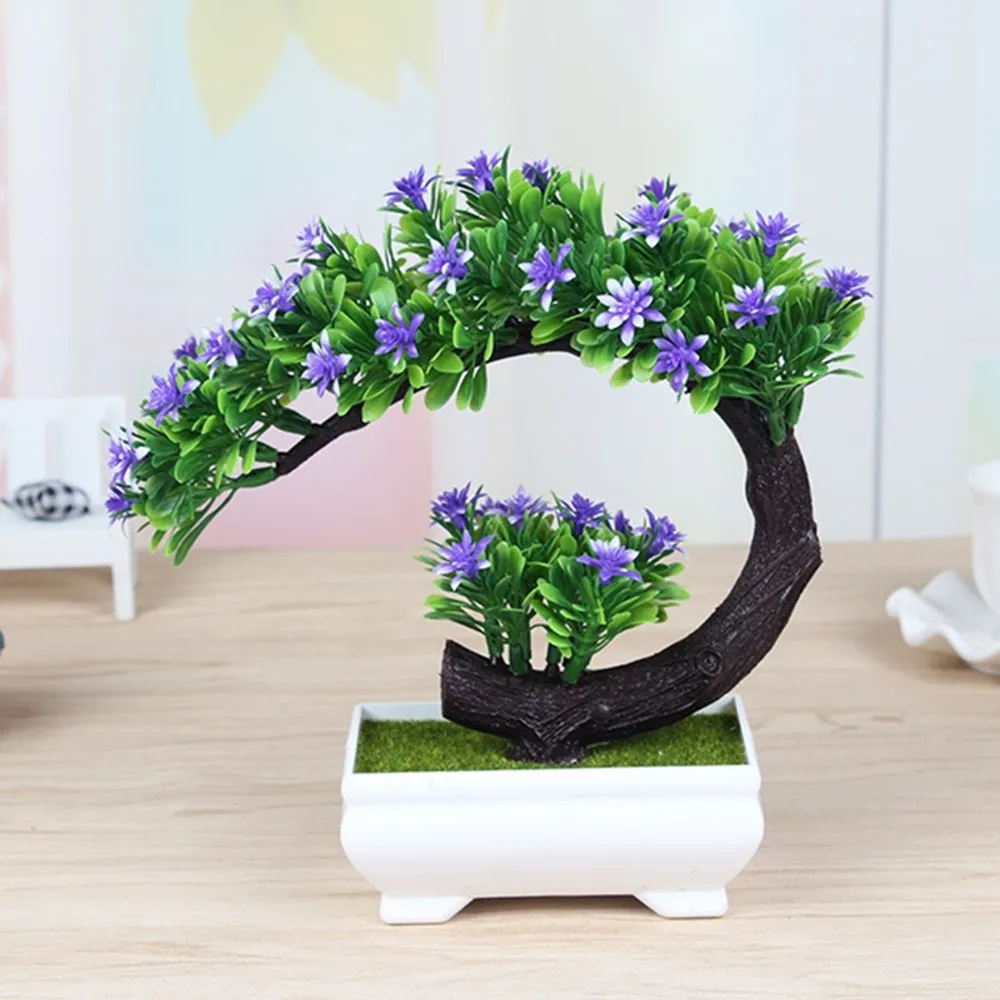 Горшок с искусственными цветами