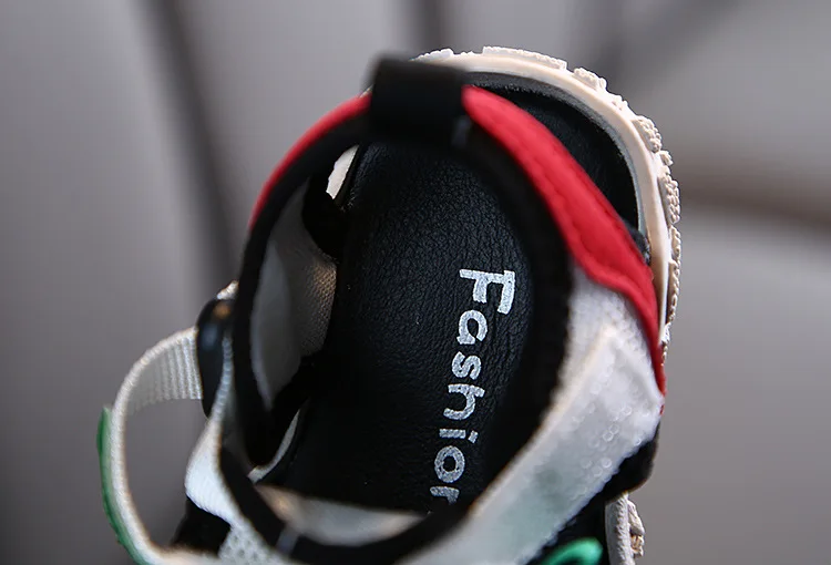 14169409486_1961880346