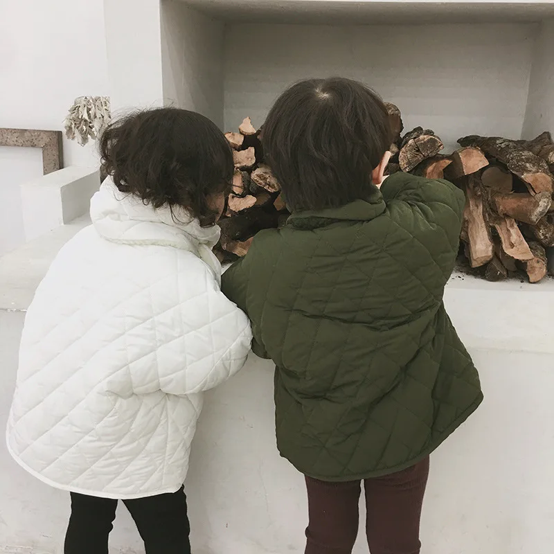 Зимнее Детское пальто новое поступление, корейский стиль, утолщенная модная одежда с двумя линиями, подходит ко всему, с шарфом для маленьких девочек и мальчиков