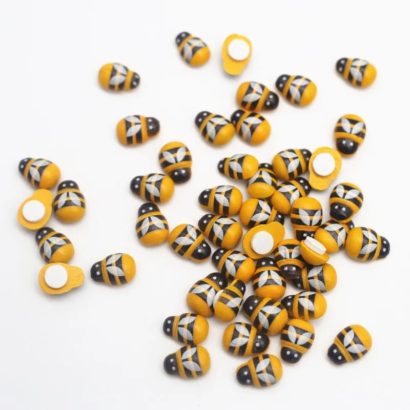 Wood Craft Accessories Yellow Wooden Bee Self-Adhesive Sticker Flat-back Carving Handicraft Wedding Party Home Decor DIY 20/100Pcs