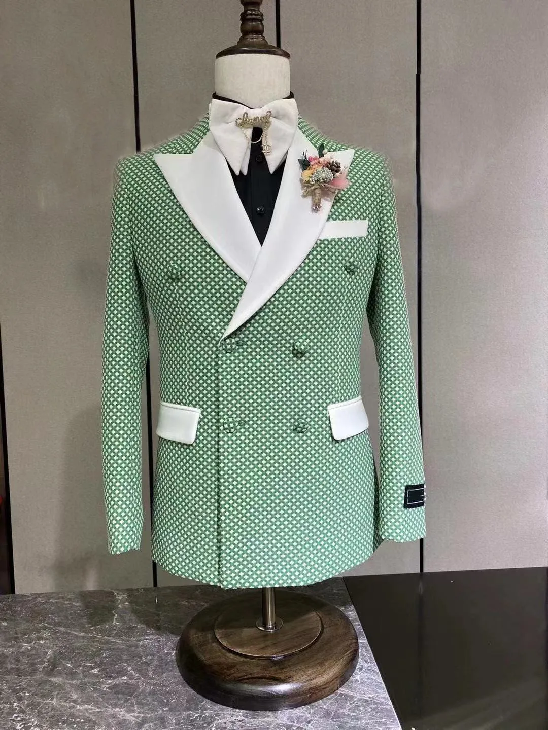 Latest design luxury fashion green wedding suits for men Classic leisure Lapel groom slim party formal Blazer only jacket