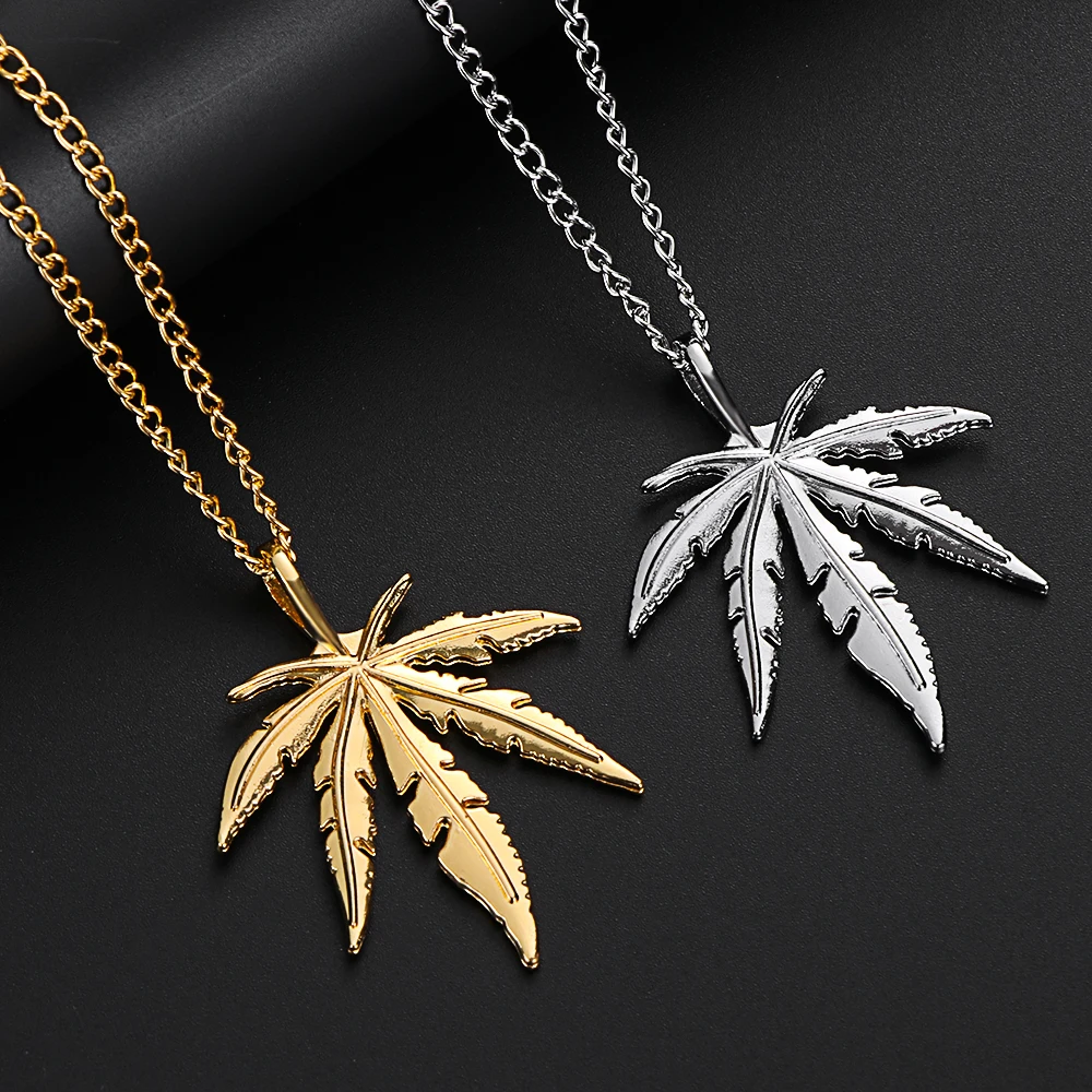 1Pcs Fashion Maple Leaf Necklace Titanium Steel Leaf Pendant Glittery Charm Chain Gift Jewelry Hip Hop Jewelry Accessories silver locket