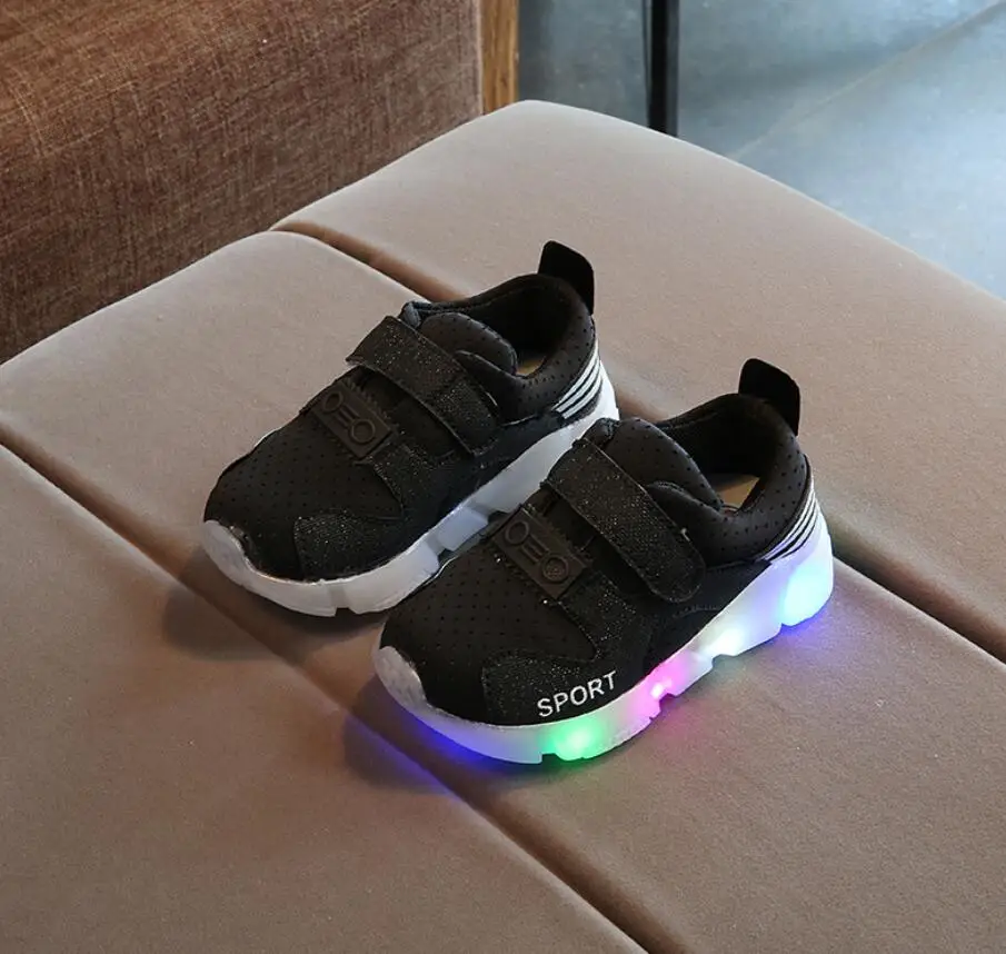 New Children Luminous Shoes Boys Girls Sport Running Shoes Baby Flashing Lights Fashion Sneakers Toddler Little Kid LED Sneakers - Цвет: Black