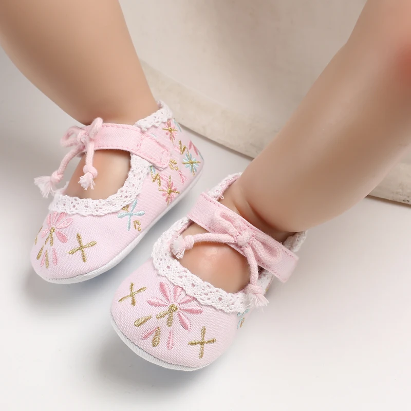 Сандалии для новорожденных девочек с вышивкой, хлопчатобумажная ткань, противоскользящая резиновая подошва, От 0 до 2 лет Обувь для младенца-девочки, обувь для малышей