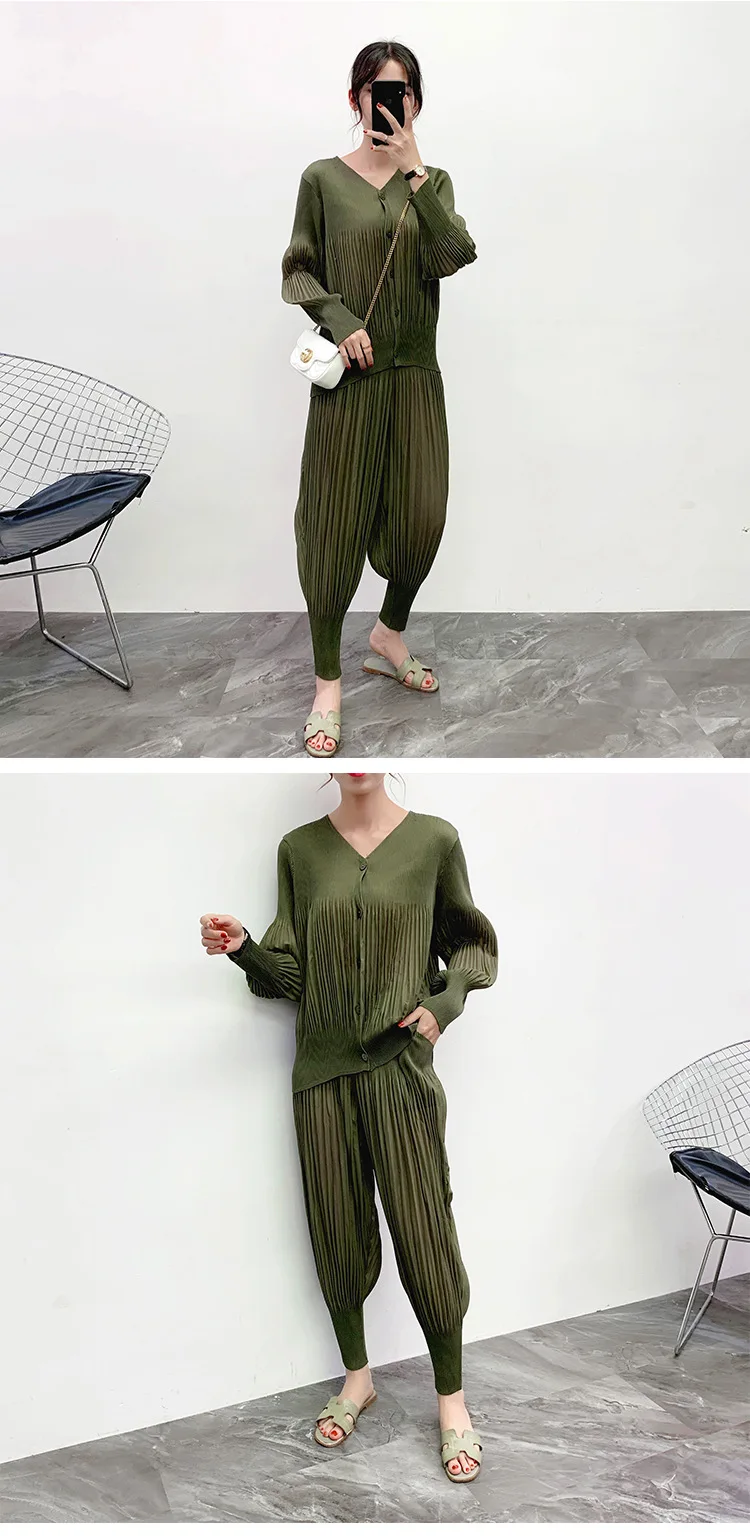 Размера плюс брючный костюм осень эластичные Miyake плиссированное платье с v-образным вырезом, Длинные рукава девочек младшего возраста кардиган/топ+ штаны-шаровары, комплект со штанами для Для женщин 45-75 кг