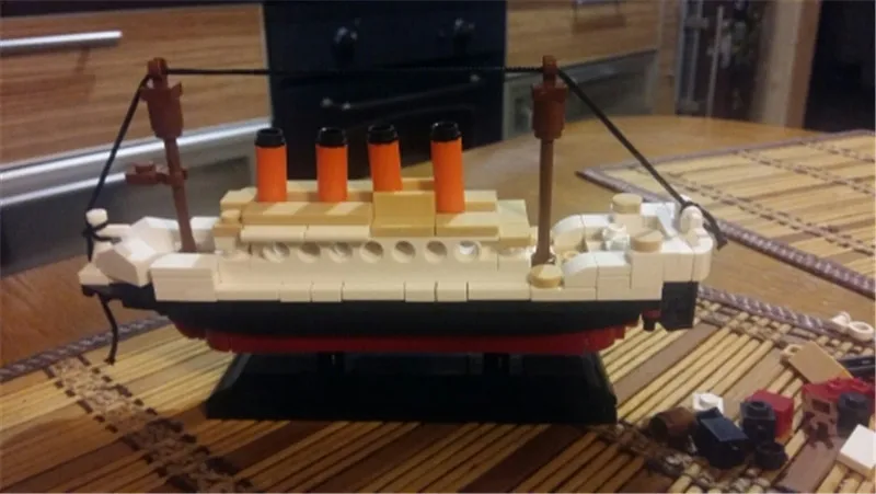 Корабельные снасти. Парусный корабль такелаж мачты. Судостроительная верфь maersk. Судостроительный завод янтарь калининград. Лего rms titanic.