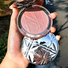 A nova fundação em pó de alto brilho, sombra, bicho de seda tridimensional placa de aparamento blush não mostra os poros