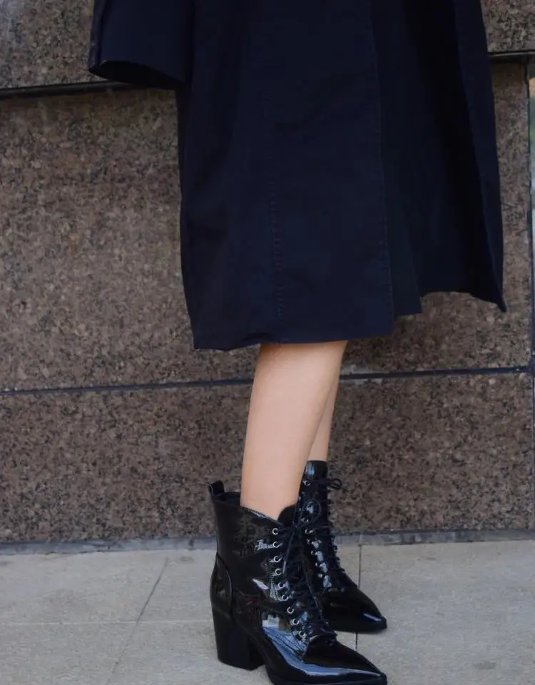 Bota feminina/Черные ботильоны для женщин; непромокаемые ботинки на шнуровке с острым носком в стиле панк; женская обувь; модные ковбойские ботинки; дизайнерские женские обуви