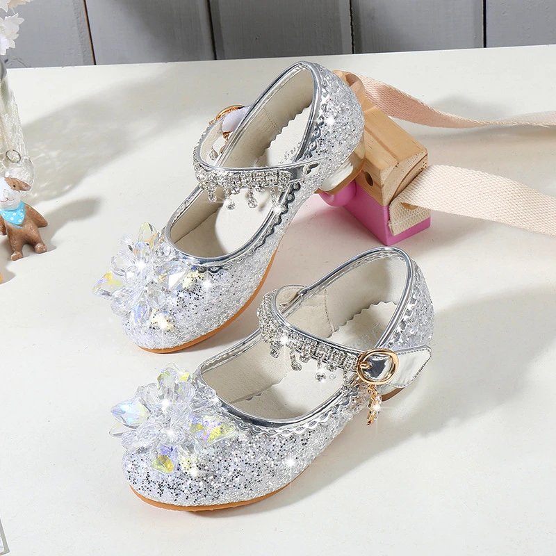 Детская обувь принцессы с украшением в виде кристаллов; детская Свадебная обувь для девочек; модельные туфли на высоком каблуке с цветком из стекла; серебристые кожаные туфли с блестками для девочек